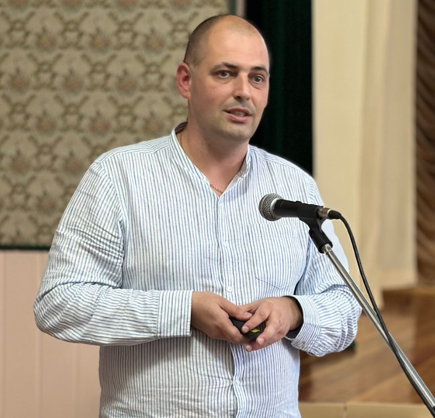 Виступ директора коледжу перед студентами, що прийшли на форум