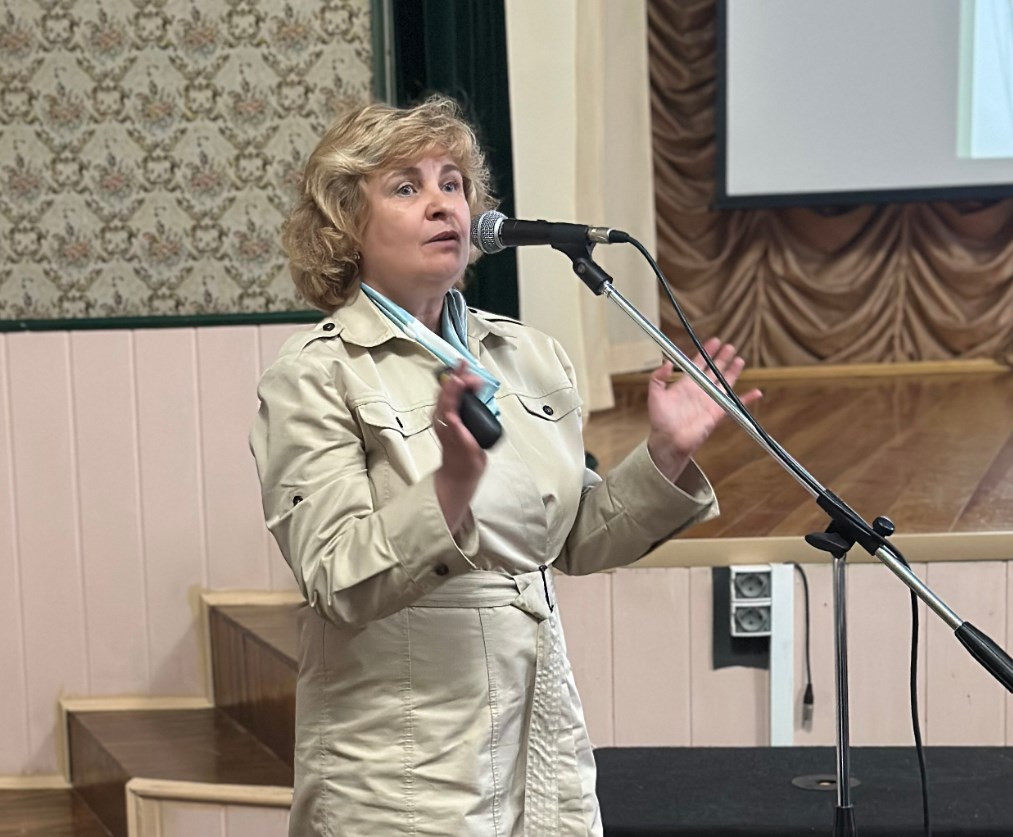 Виступ заступника директора коледжу перед студентами, що прийшли на форум