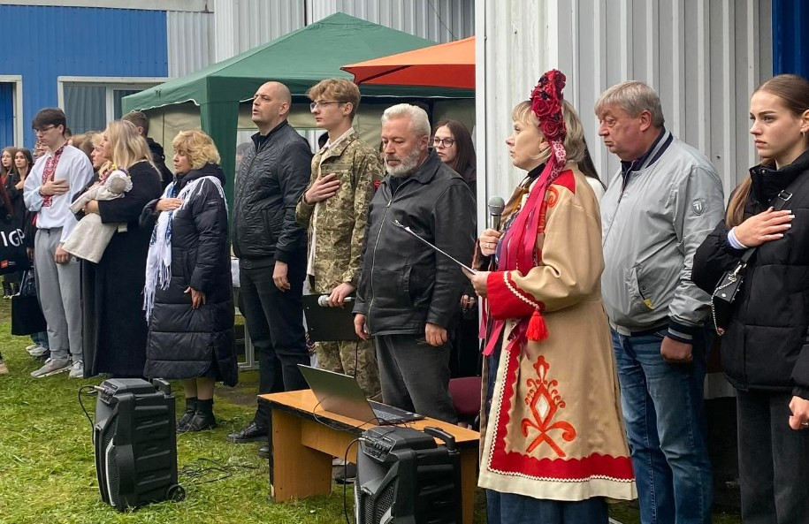 Група студентів та викладачі  на фоні виставки свято осені організованої до День українського козацтва