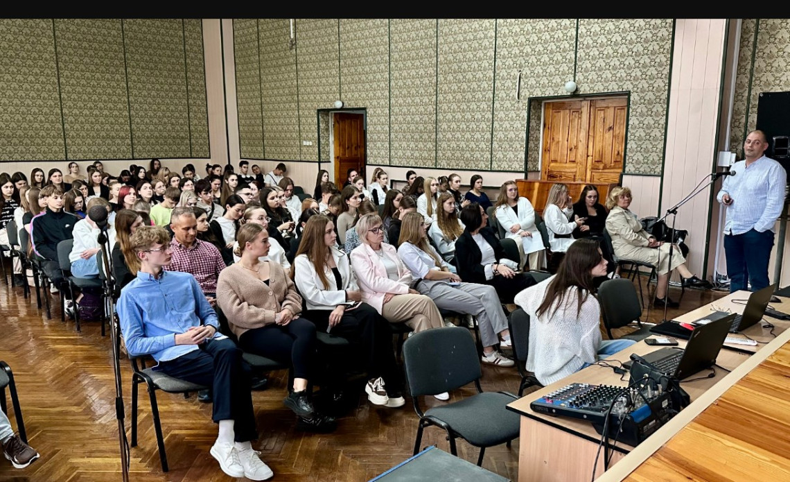 Студенти в актовому залі зібралися на студентський форум